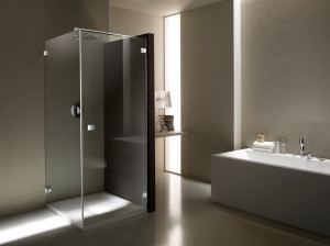Угловая душевая кабина из закаленного стекла с распашной дверью
