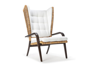 Плетеное кресло с подлокотниками