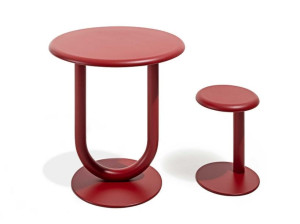 Низкий стул на стальном насесте