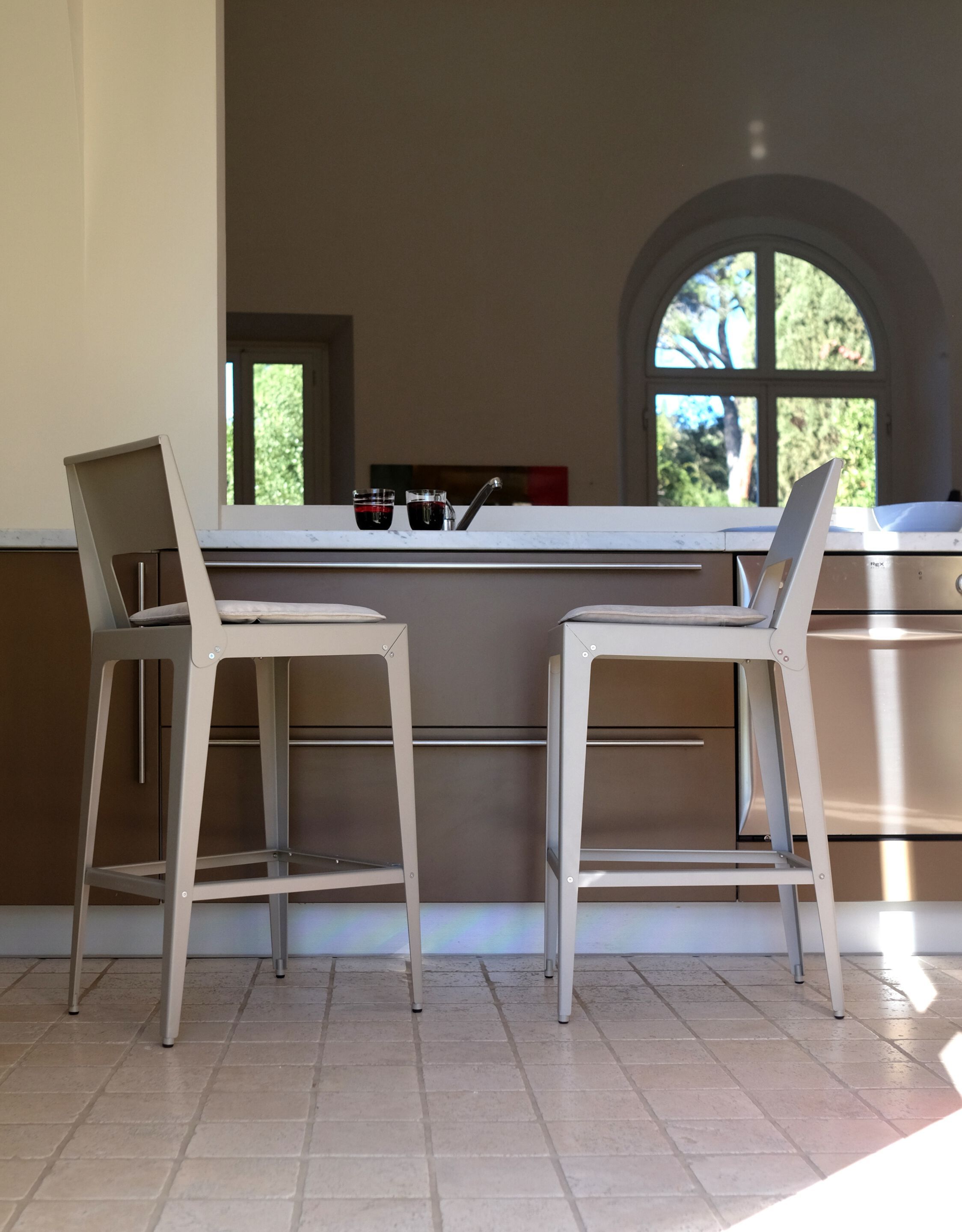 Высокий стул из листового металла с подставкой для ног EPÒNIMO Alu ARCH-00082033 - Вид №8