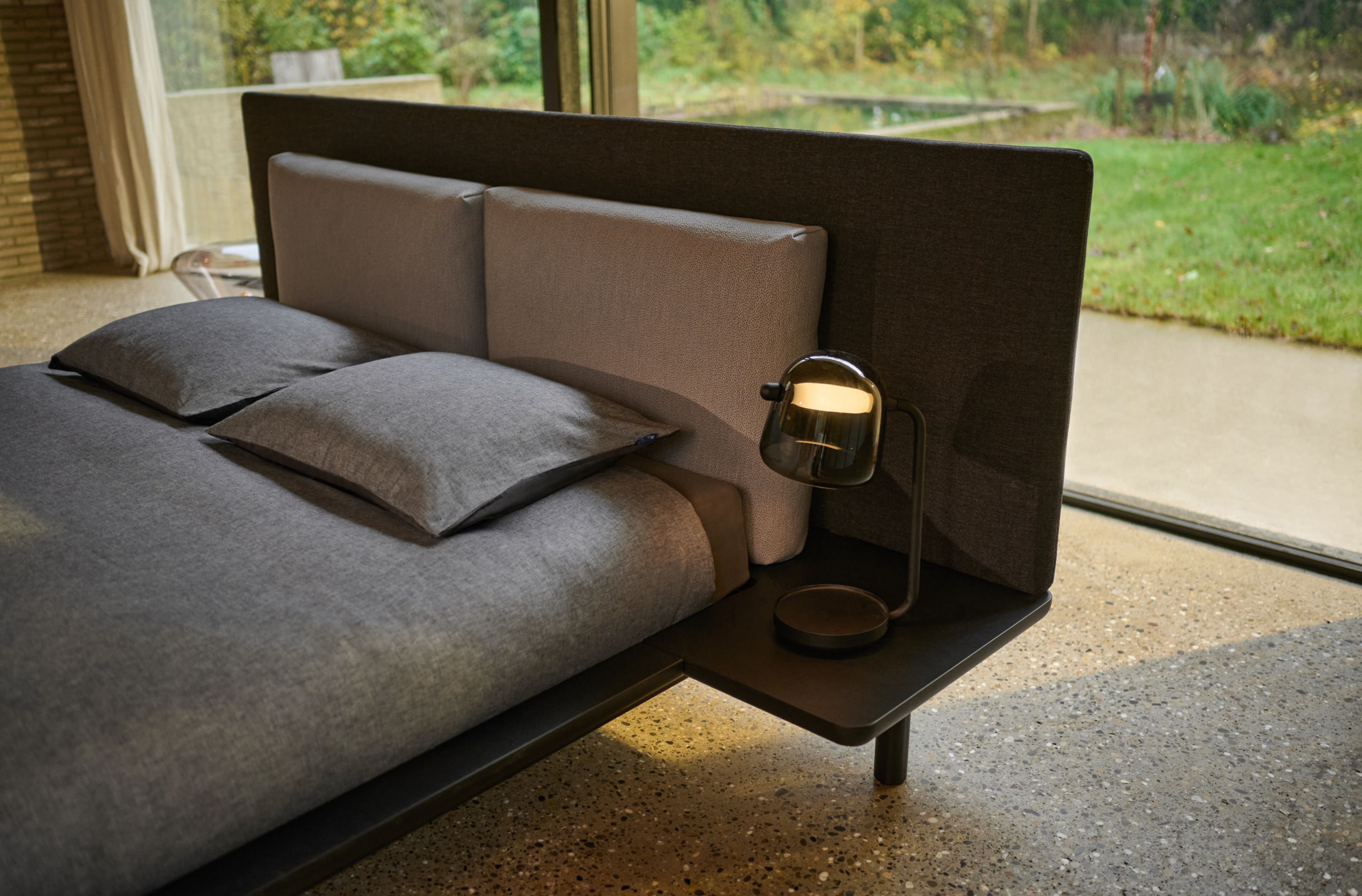 Двуспальная кровать из массива дерева и ткани со встроенными тумбочками Auping NOBLE ARCH-00145904 - Вид №6