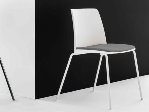 Штабелируемый стул из инженерного пластика с мягким сиденьем