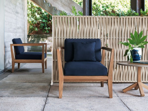 Садовое кресло из тикового дерева с подлокотниками