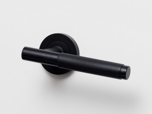 Латунная ручка на розетке