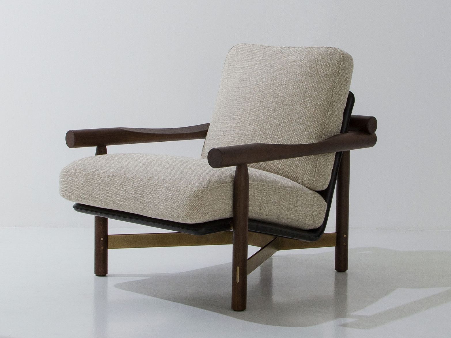 Деревянное кресло с подлокотниками District Eight Stilt ARCH-00016891