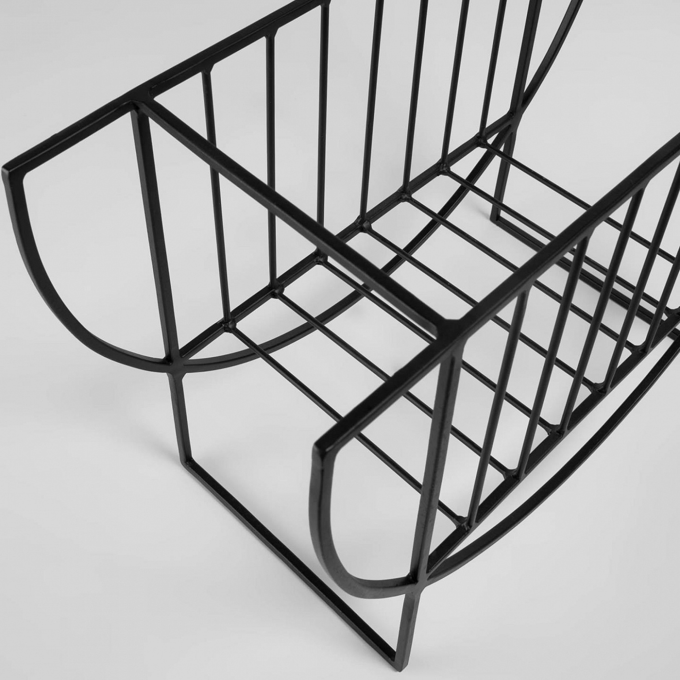 090977 Журнальная стойка черная La Forma Aubrey 