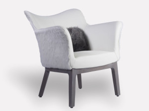 Кожаное кресло с подлокотниками