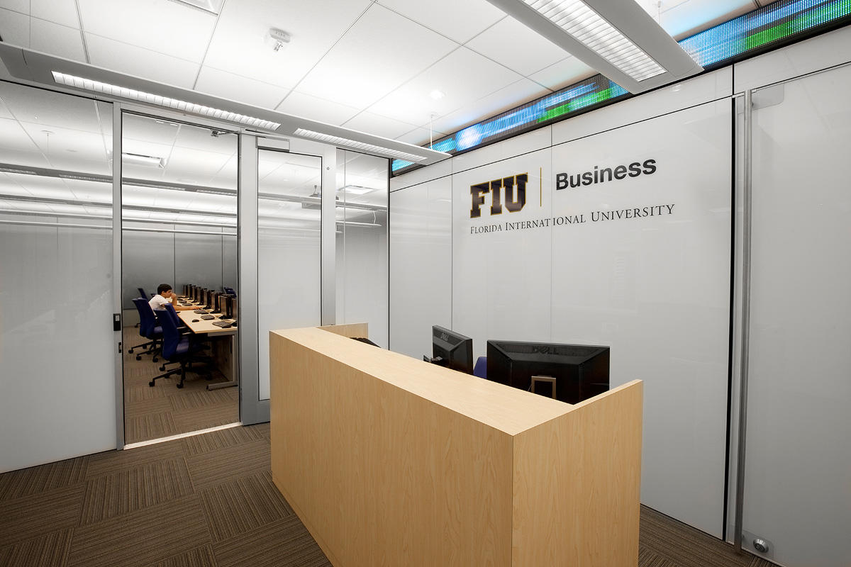 FSRT665 Система облицовки стен Levele с глухими панелями из стекла vivichrome chromis с прослойкой индивидуального цвета и отделкой opalex, а также интерьеры лифтов levele-105 в корпоративном центре Mission City, сан-диего, калифорния Forms-surfaces  - Вид №12