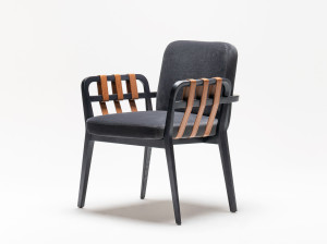 Тканевое кресло с подлокотниками