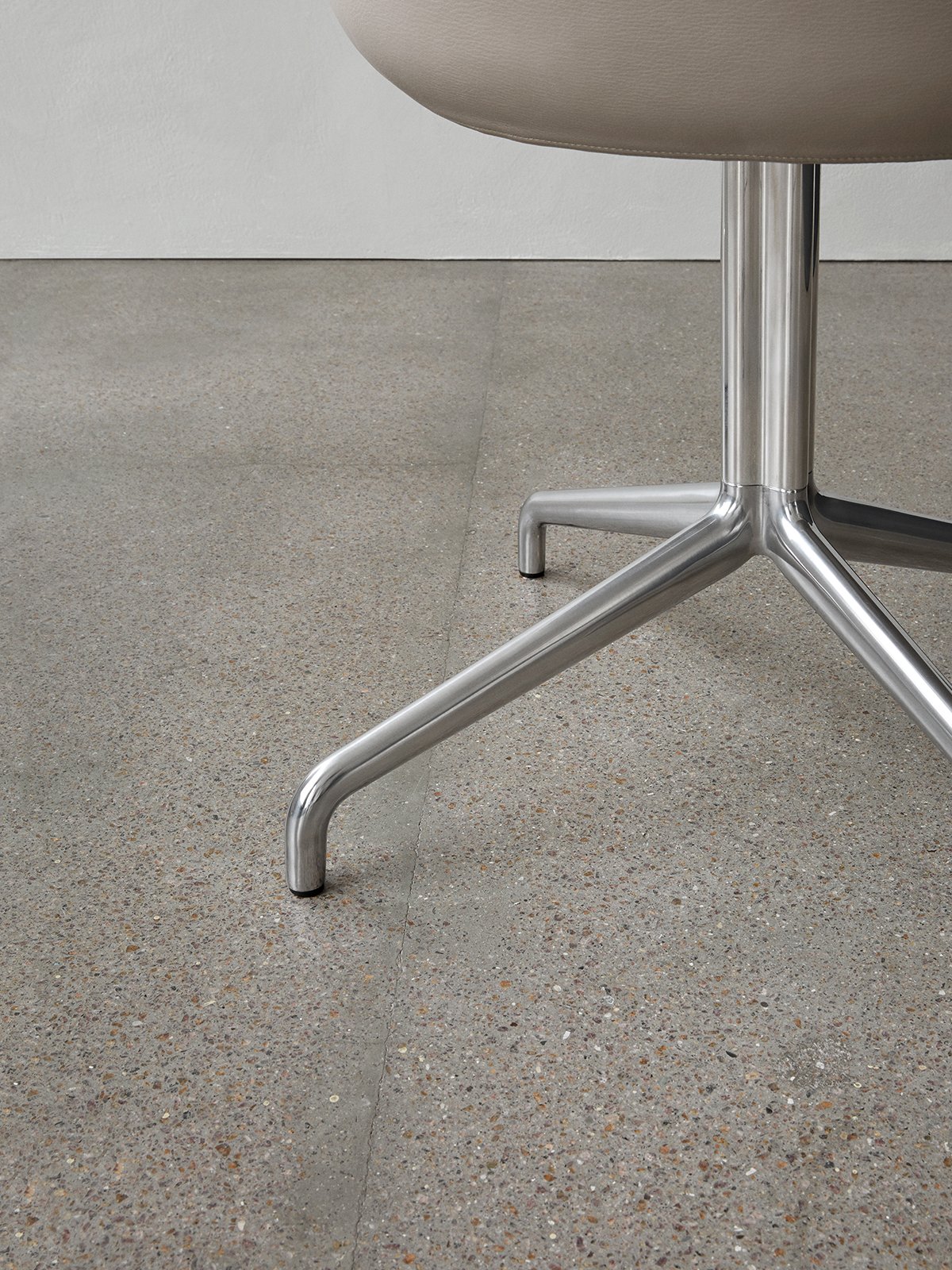 9381004-021H01ZZ MENU Обеденный стул Harbour, хромированная основа со звездой, обитый Полированная алюминиевая звездочка с поворотным возвратом  - Вид №4