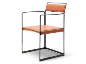 Стул из окрашенной стали и кожи с подлокотниками