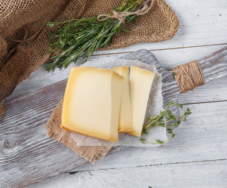 3054 Сыр "Истринский" Вкусляндия 