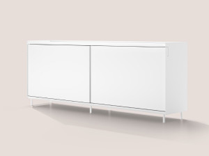 Деревянный шкаф с раздвижными дверями и металлическими боковинами