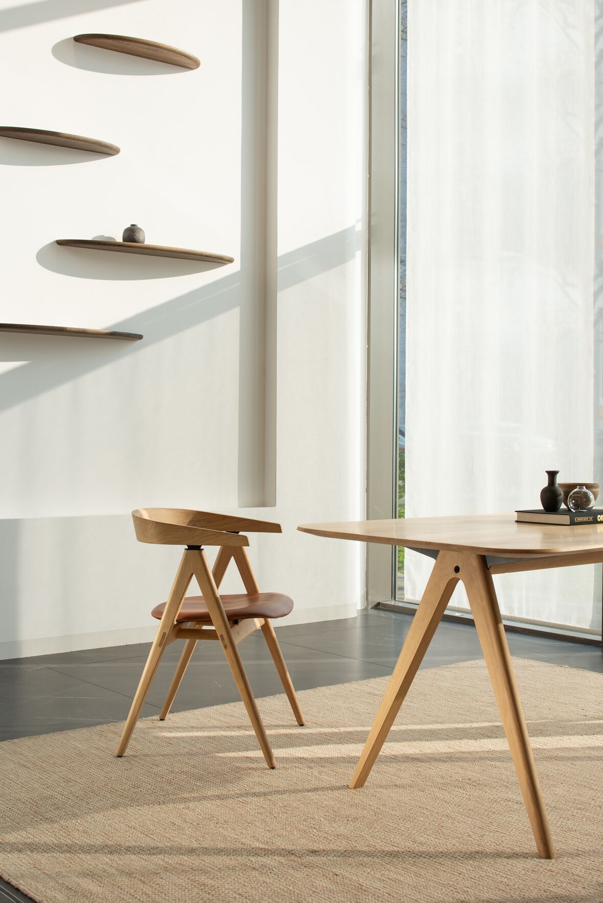 Кожаный мягкий стул с подлокотниками с открытой спинкой Gazzda Ava ARCH-00002615 - Вид №4