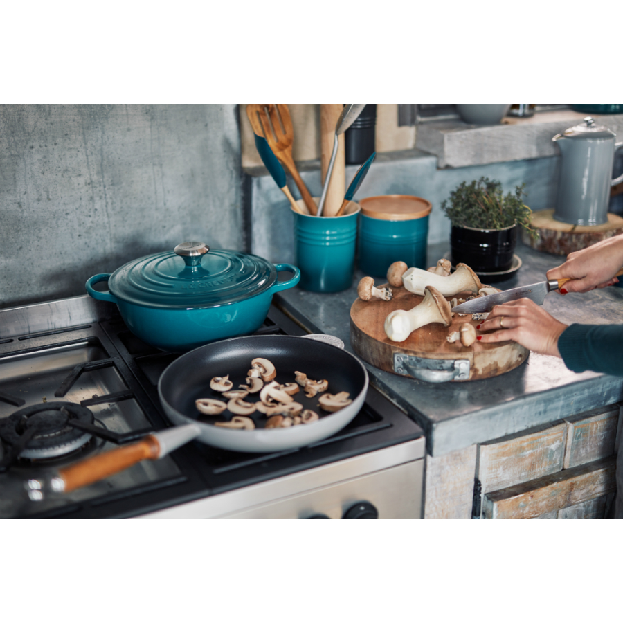 Сковорода чугунная Le Creuset с деревянной ручкой, Ø28 см, серая 20058285410460 - Вид №5