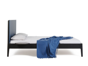 Деревянная двуспальная кровать