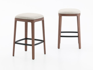 Мягкий стул с деревянным каркасом