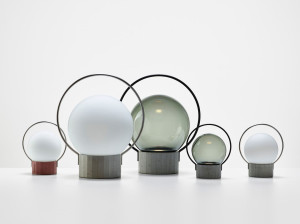 Светодиодная настольная лампа из дутого стекла и цементного основания