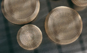 Низкий круглый журнальный столик из медуллина