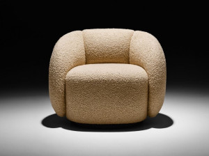 Тканевое кресло с подлокотниками