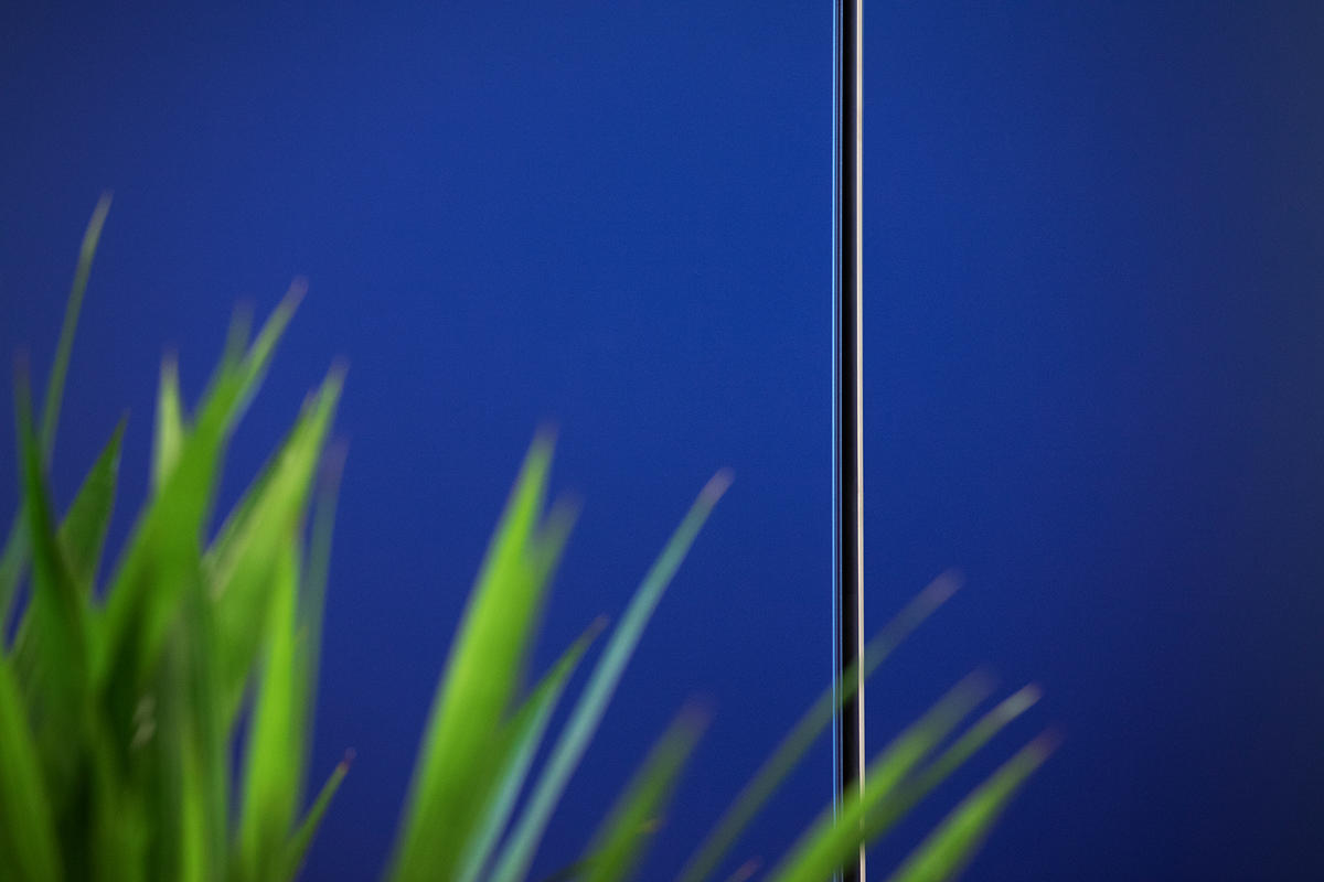 FSRT641 Система обшивки стен Levelr с панелями из стекла vivispectra vektr с индивидуальной прослойкой, показанной в конфигурации Reflective с отделкой pearlex + и открывающими ребрами из нержавеющей стали Forms-surfaces  - Вид №19