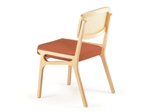 Стул из массива дерева с мягким сиденьем