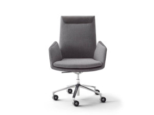 Регулируемое по высоте вращающееся офисное кресло с колесами