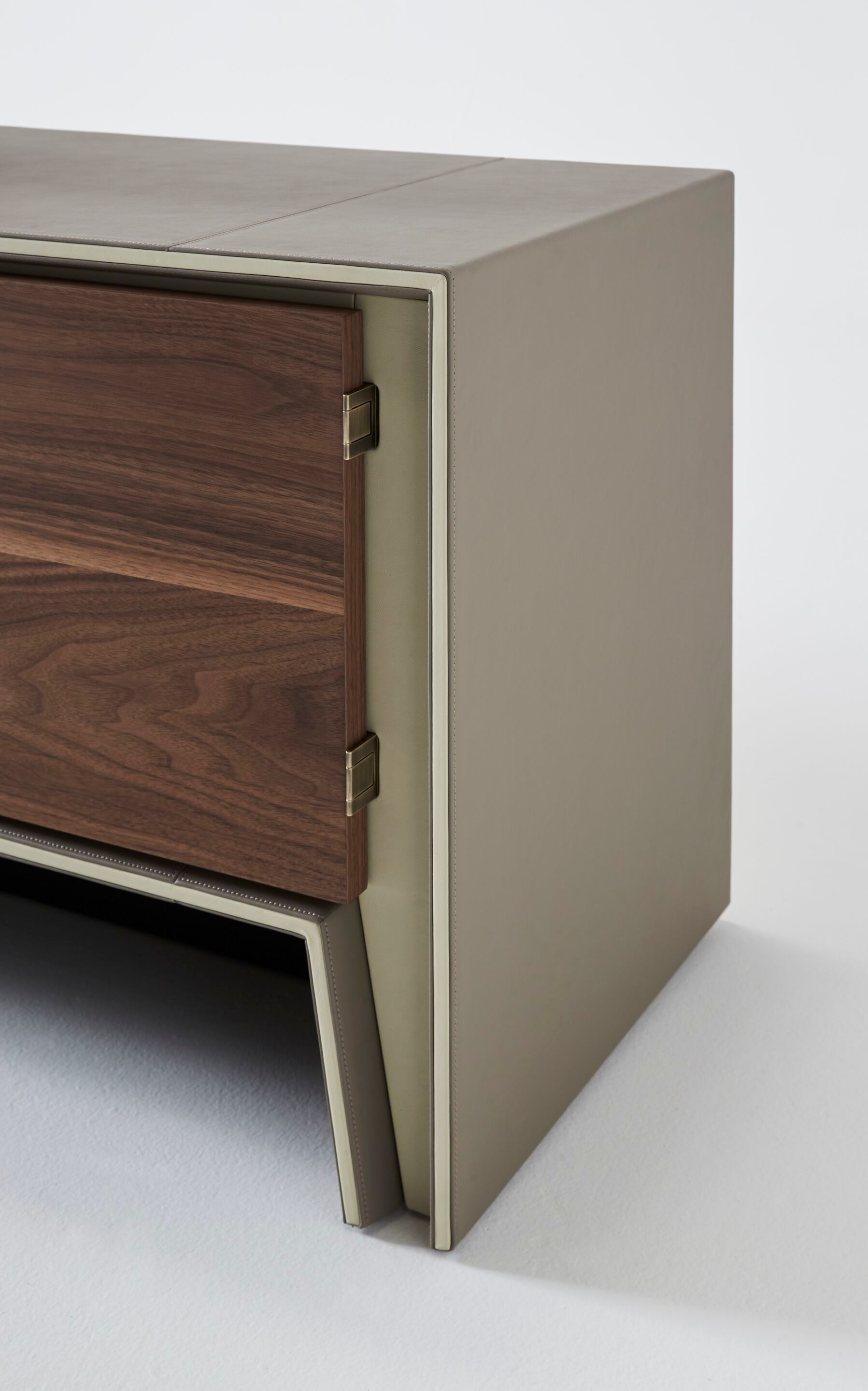 Деревянный шкаф с кожаной обивкой Casa Covre Лидо ARCH-00067071 - Вид №5