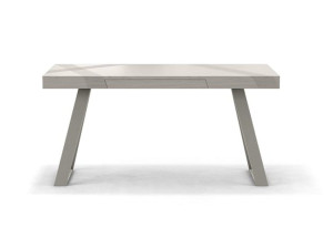 Деревянный прямоугольный стол с ящиками