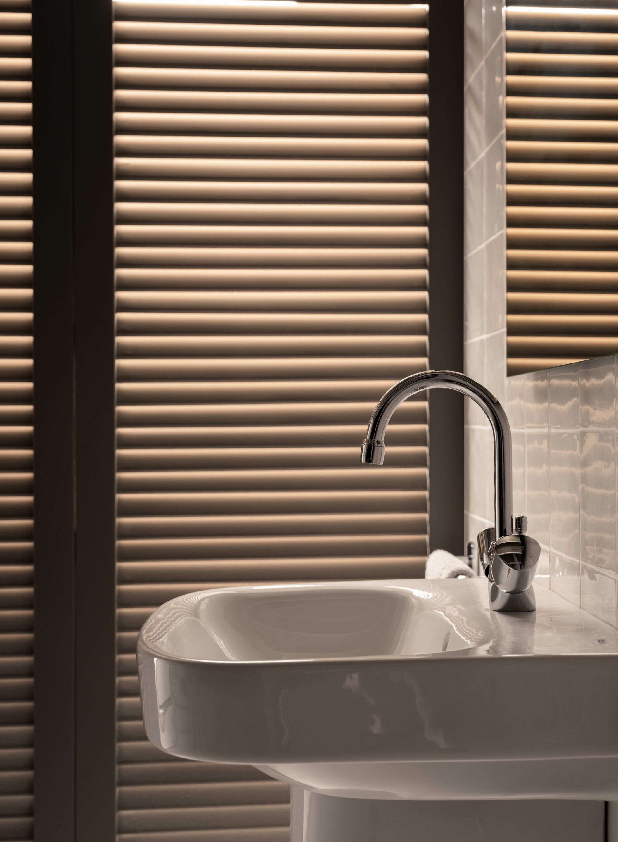 Фарфоровая подвесная раковина Roca Deva ARCH-00131122 - Вид №3