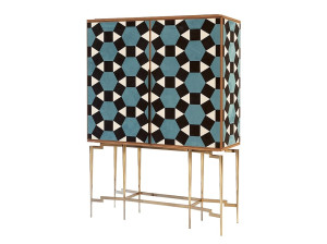 Деревянный шкаф с распашными дверцами