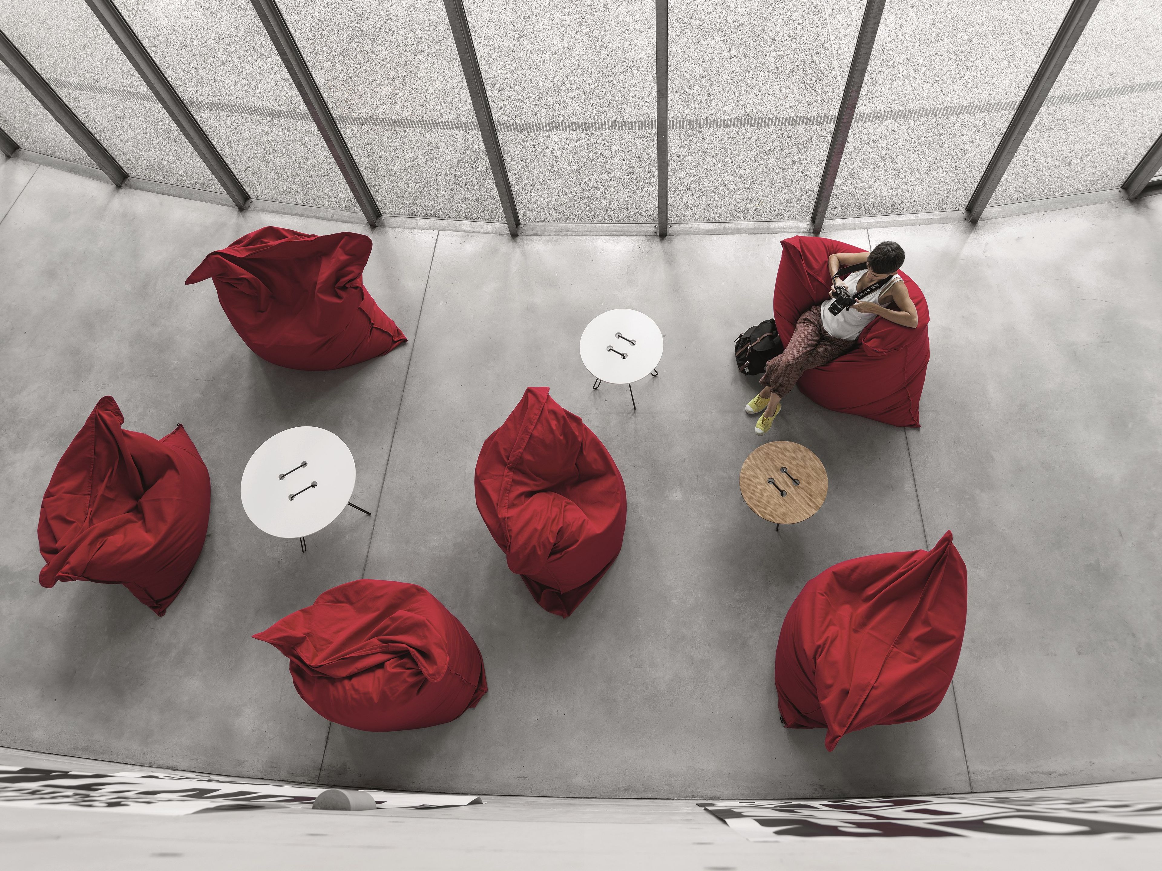 Высокий круглый журнальный столик с лаком Casamania & Horm Twine T ARCH-00128711 - Вид №5