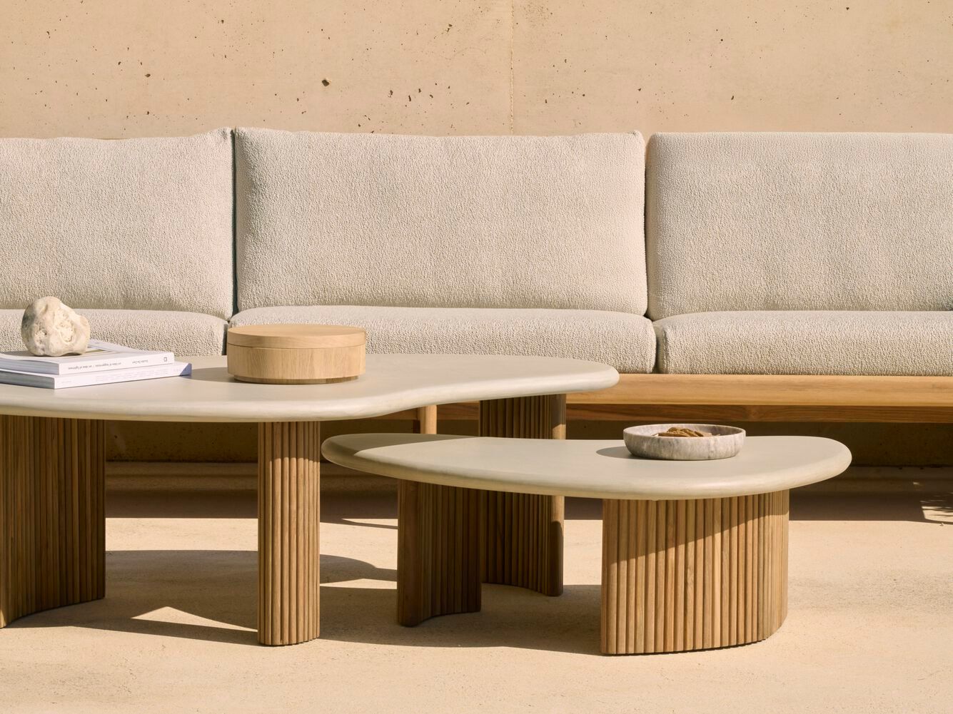 Низкий садовый стол из бетона и тика Ethnicraft Boomerang ARCH-00133323 - Вид №5