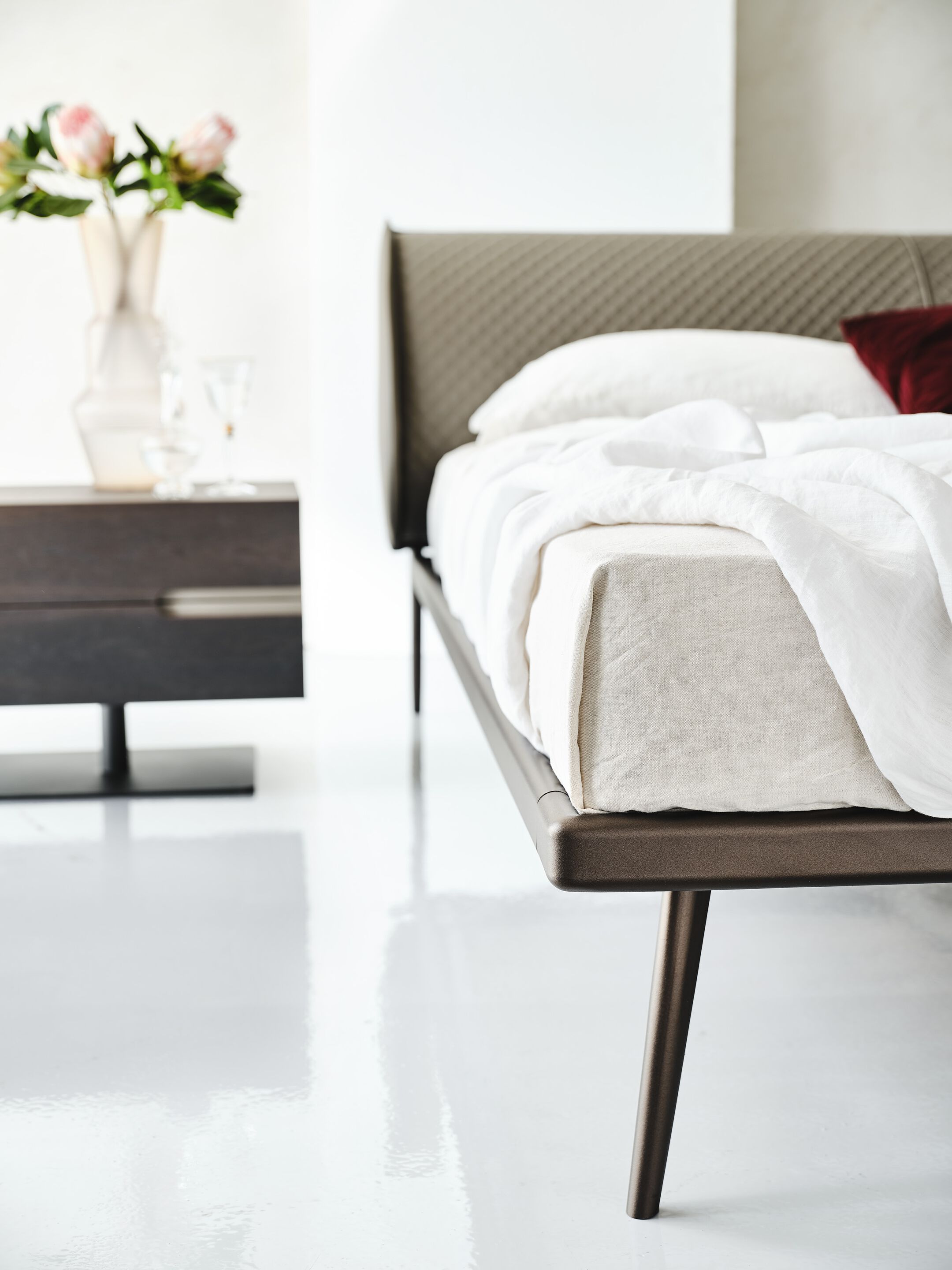 Кожаная двуспальная кровать с мягким изголовьем Cattelan italia AYRTON ARCH-00023644 - Вид №5