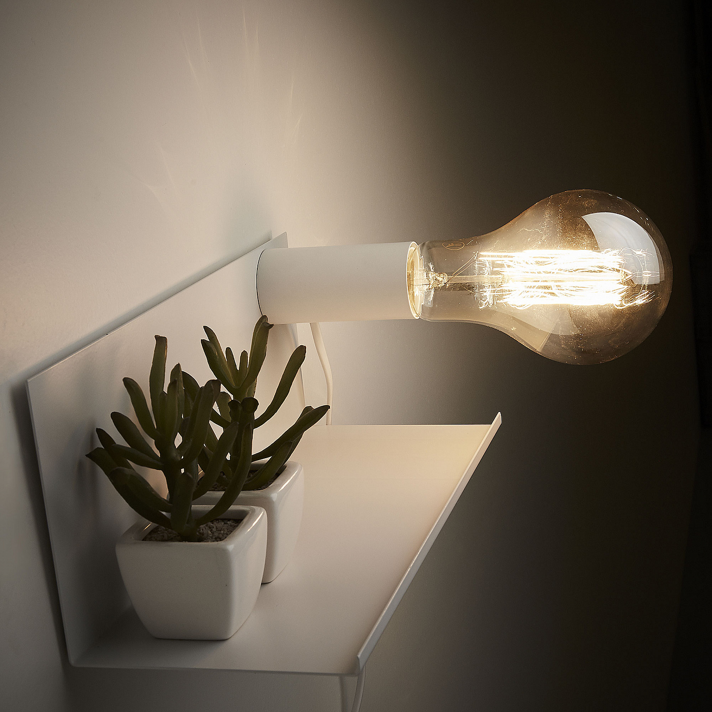 055675 Бра с полкой Maeko белый La Forma Hannah 