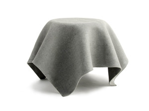 Бетонный низкий садовый столик