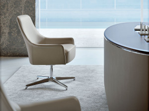 Вращающееся кресло с подлокотниками