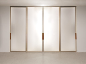 Стеклянная дверь