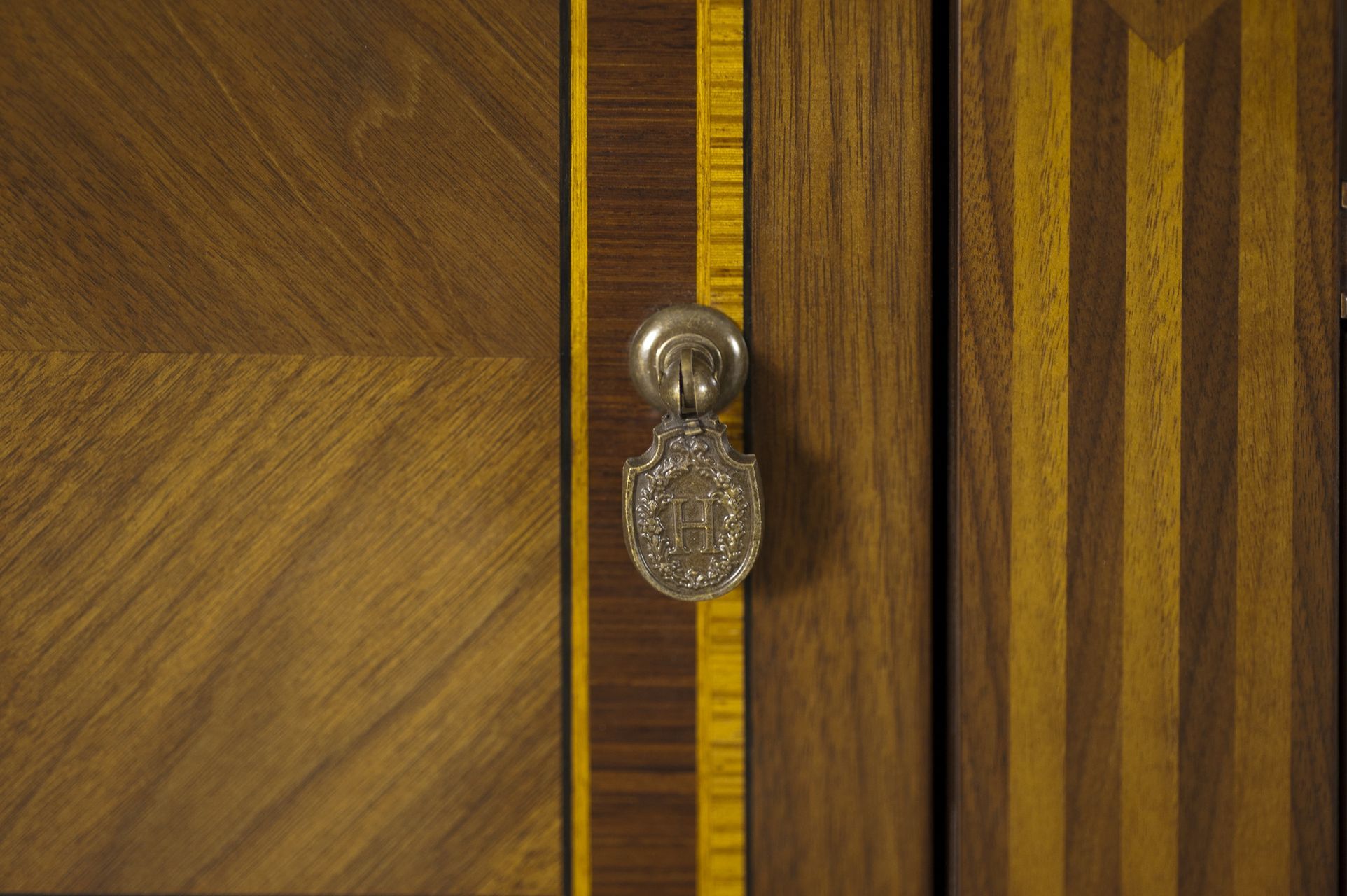 Деревянный низкий ТВ-шкаф Hurtado Traditional ARCH-00048032 - Вид №2