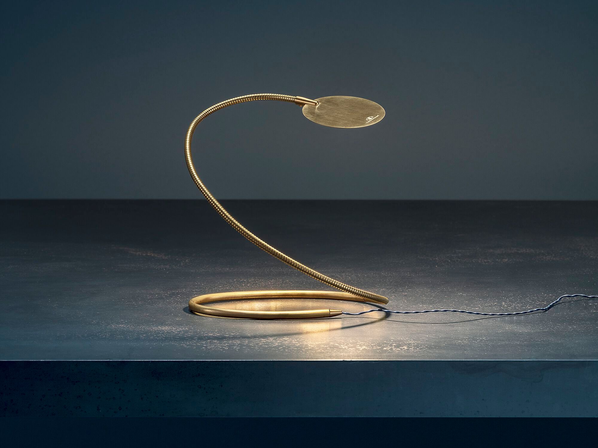 Латунная светодиодная настольная лампа с гибким кронштейном Catellani & Smith вечные предметы ARCH-00124036