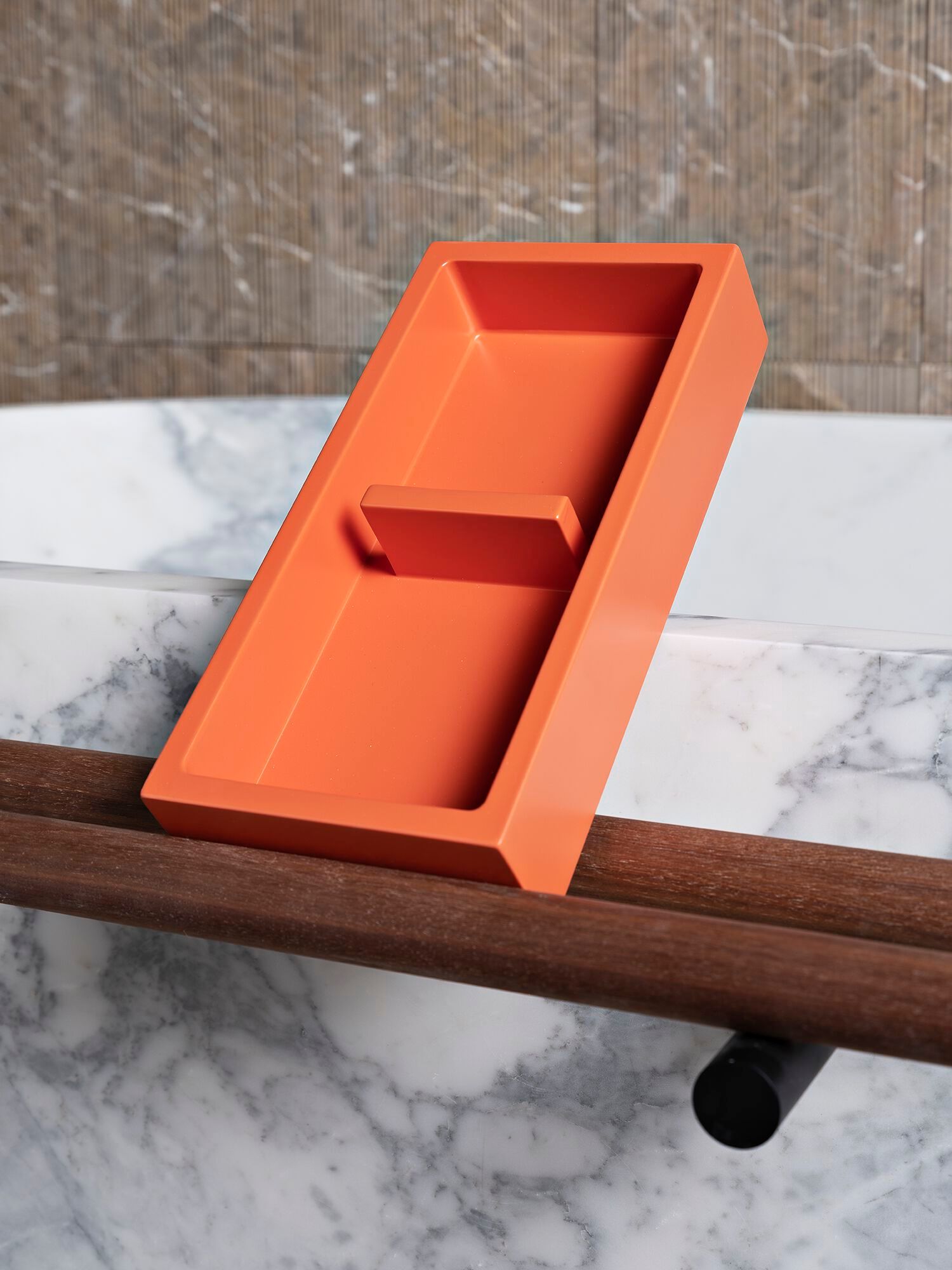 Овальная ванна в центре комнаты из мрамора LUCE DI CARRARA Tube ARCH-00003619