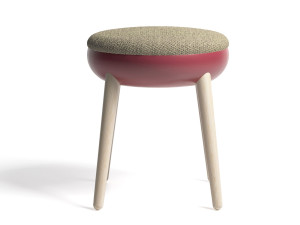 Низкий стул из дерева и ткани