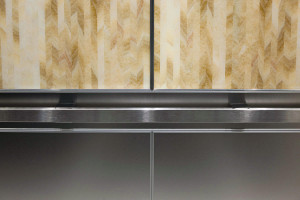 FSRT777 Интерьер лифта Levele-106 с основными панелями лайтплана в стекле vivispectra elements с прослойкой шеврон и отделкой pearlex +; акцентные панели из нержавеющей стали, отделка «морской камень»; поручень квадранта в частном месте. Forms-surfaces 