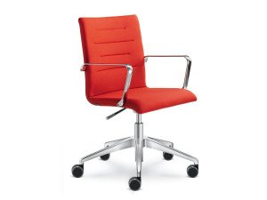 Регулируемое по высоте офисное кресло с колесами и подлокотниками