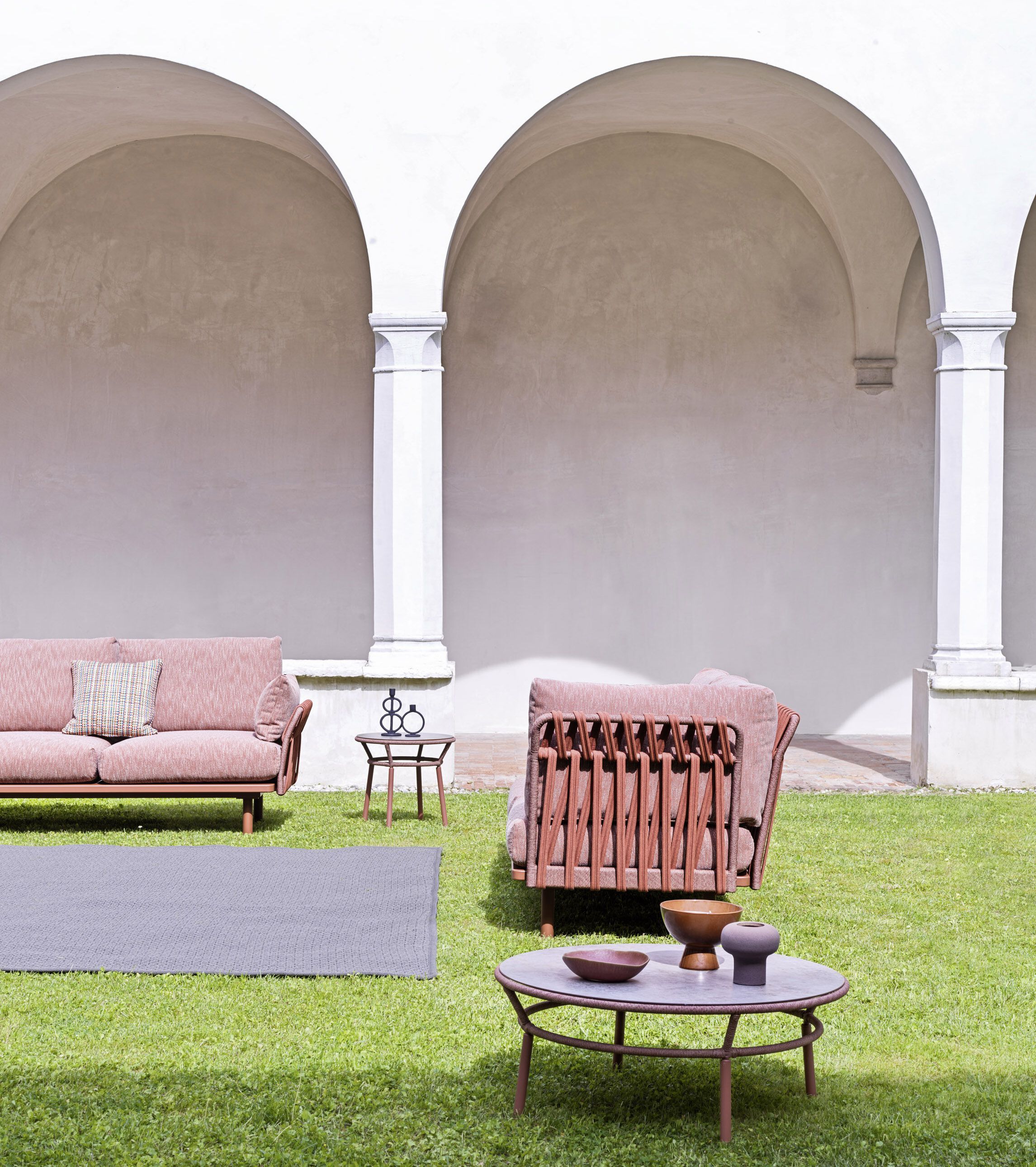 Круглый алюминиевый и деревянный садовый столик Varaschin Emma Cross ARCH-00151781 - Вид №1