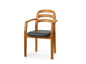 Деревянный стул с подлокотниками