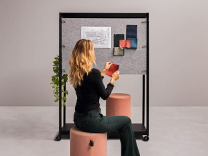 Отдельно стоящая доска объявлений с алюминиевой рамой