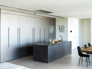 TM Italia Cucine Кухня с островом и системой коринфских каменных стен D90