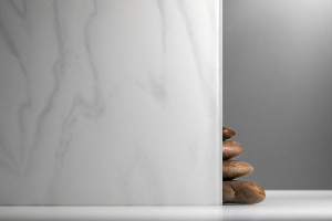 FSRT448 Стекло Vivitela Shibori показано в конфигурации отражения с одним прослойкой Aurora в белом цвете и отделкой pearlex +. Forms-surfaces