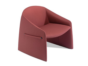 Мягкое и обитое кресло с подлокотниками